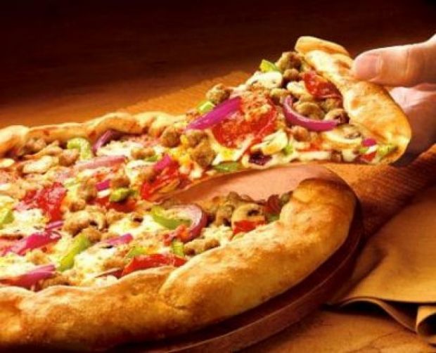 Pui la grătar cu fire de păr în meniul unei pizzerii din capitală. Foto: consumator.gov.md
