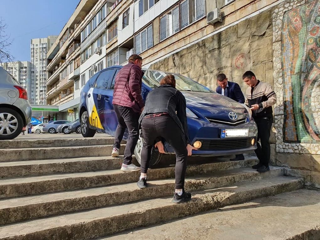 Подвел GPS: В столице машина такси "застряла" на ступеньках.
