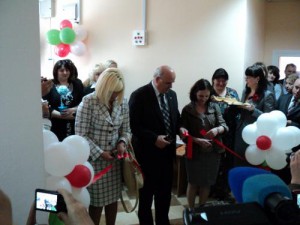 Анна Василаки, Василий Панчук и Лилиана Караулан разрезают ленту. Фото: В. Долгова