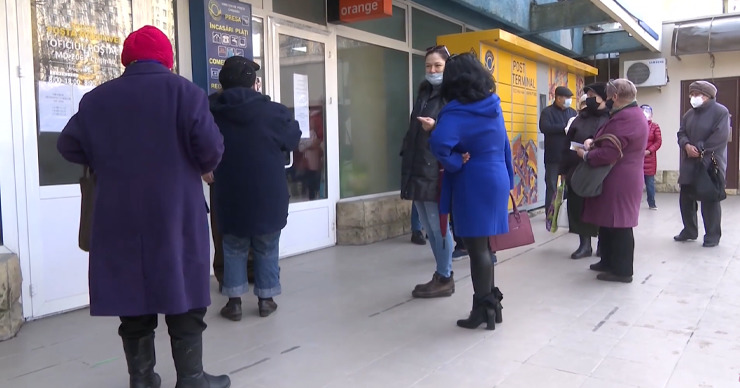 Несмотря на пандемию, у почтовых отделений столицы выстроились очереди.