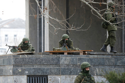 Военное оцепление вокруг парламента Крыма. Фото: David Mdzinarishvili / Reuters