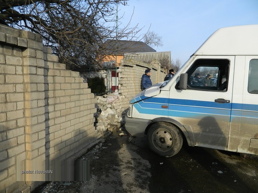Водитель микроавтобуса «Мерседес» превысил скорость и врезался в кирпичное строение.