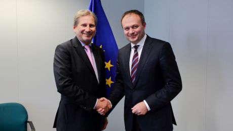 Comisarul european a reiterat susținerea UE pentru Republica Moldova. Foto: parlament.md