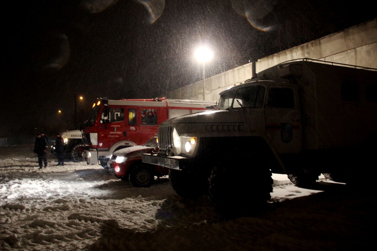 Salvatorii în alertă: Peste 30 de mașini scoase din nămeți