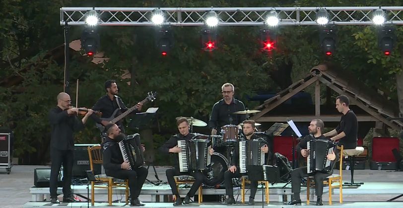 Артисты сгоревшей филармонии дали концерт в Бутученах.