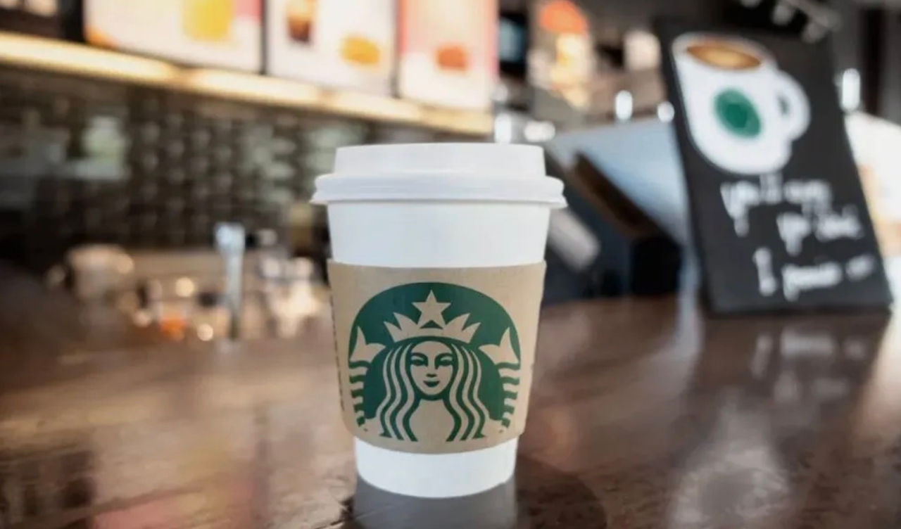 Калифорниец отсудил у Starbucks $50 млн из-за ожога от пролитого чая.