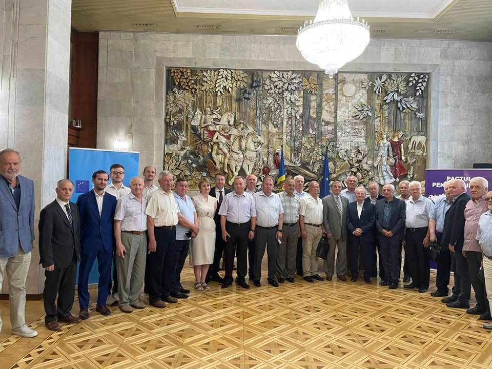 Депутаты первого парламента Молдовы и академики подписали пакт "За Европу".