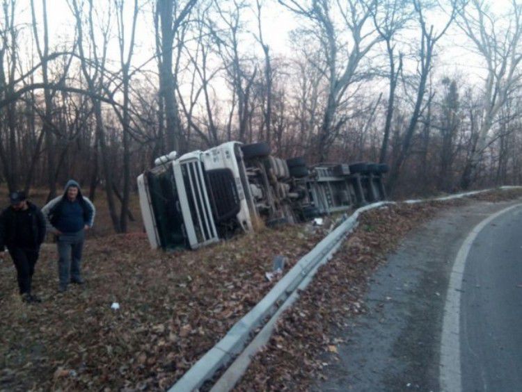 Un TIR plin cu mere din Republica Moldova s-a răsturnat la Iași