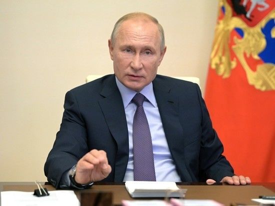 Путин начал консультации с военными по Украине.