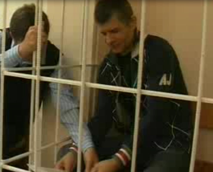 Asa-numitul hot in lege, Petru Popovici, alias Micu, a parasit ieri inchisoarea 13, chiar daca urma sa iasa din puscarie pe 25 noiembrie, 2014, dupa ispasirea pedepsei.