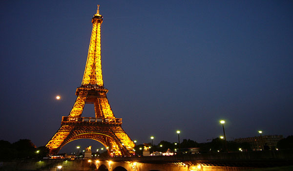 Turnul Eiffel a fost evacuat, sâmbătă seara, după ce poliţia a primit un apel anonim care anunţa prezenţa unei bombe.