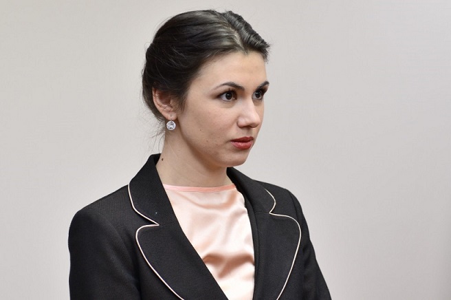Soțul Cristinei, Nicu Țărnă, a cîștigat 80 de mii de lei din realizarea emisiunilor TV, 47 de mii de lei din salariul de actor, alte 140 de mii de lei din drepturile de autor.