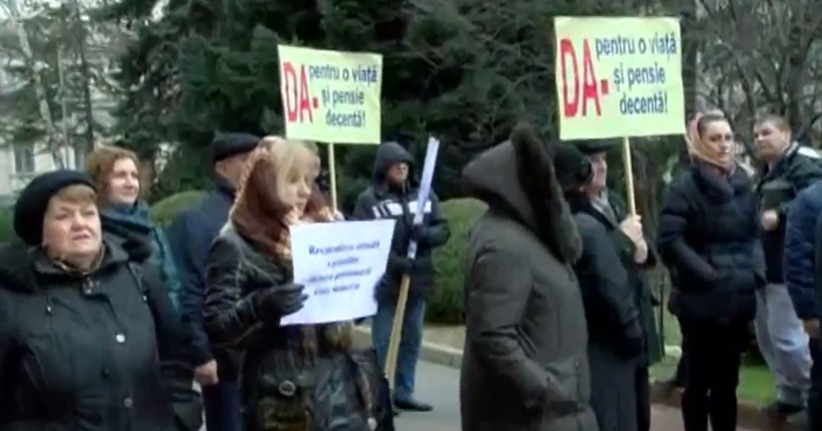 Протестующие потребовали не повышать пенсионный возраст до 62 лет для женщин и 65 лет для мужчин.