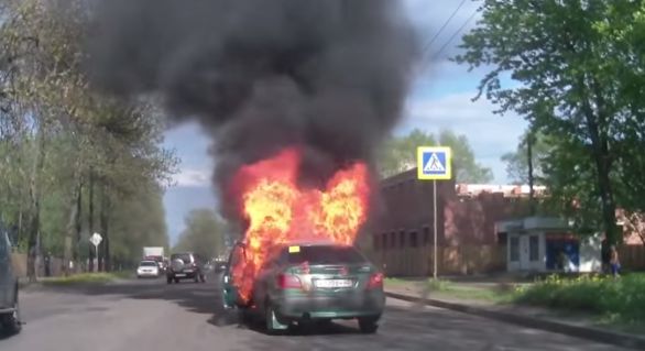 Focul a fost stârnit după ce șoferița a încercat să-și aprindă o țigară la volan.