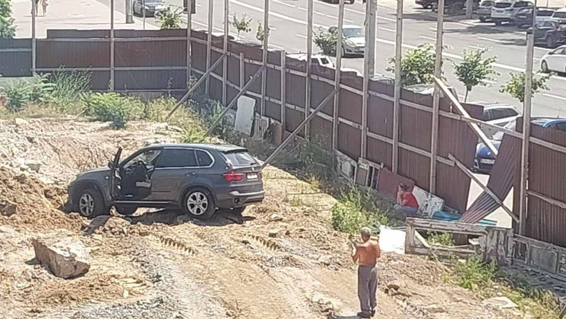 ДТП в столице: водитель за рулем BMW снес забор.
