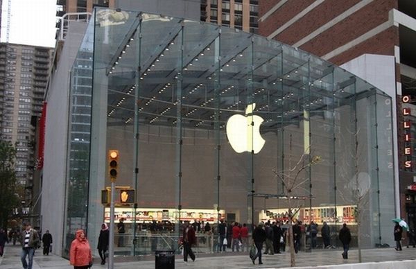 Un fost sef al companiei Apple, care a facut milioane de dolari din vanzarea informatiilor confidentiale despre produsele gigantului IT catre furnizori, a fost condamnat la un an de inchisoare.