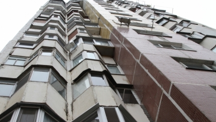 Мужчина в возрасте 30 лет выпрыгнул с 9 этажа жилого дома.