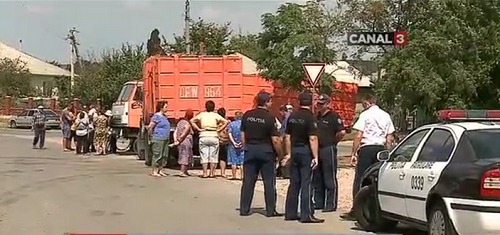 Oamenii sunt nemulţumiţi că după 3 ani şi jumătate de pauză, s-a reluat transportarea gunoiului din capitală în localitatea lor.