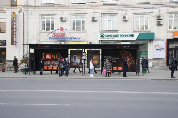 Un panou informativ de la o stație de troleibuz a fost vandalizat, iar altul - furat în această dimineață. Foto: realitatea.md