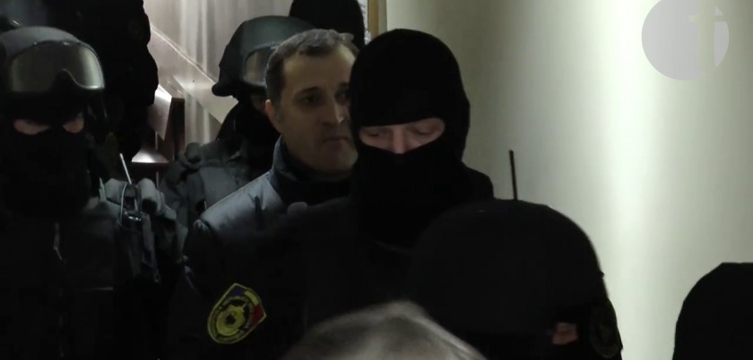 Fostul premier Vlad Filat este examinat de medicul penitenciarului nr.13, după ce în această dimineață s-a lovit la cap. Foto: today.md