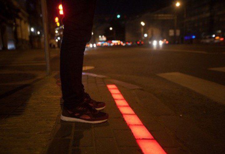 В Нидерландах начались испытания светофоров для любителей смартфонов.