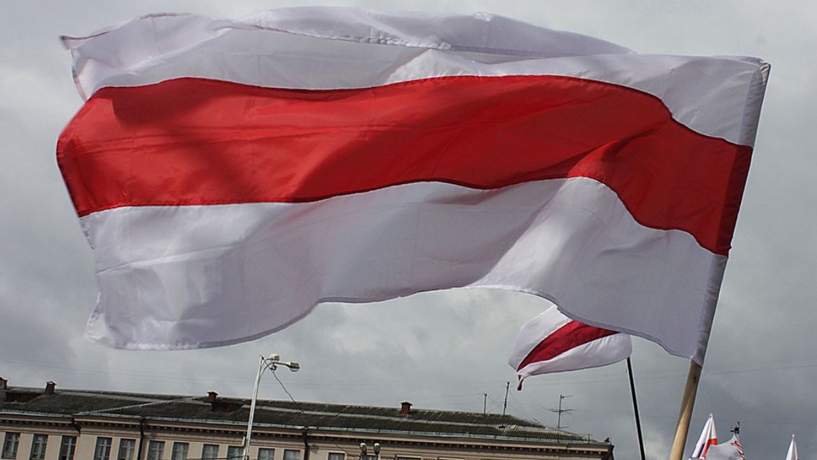 Белоруссия направила ноту протеста Украине из-за замены флага в Днепре.