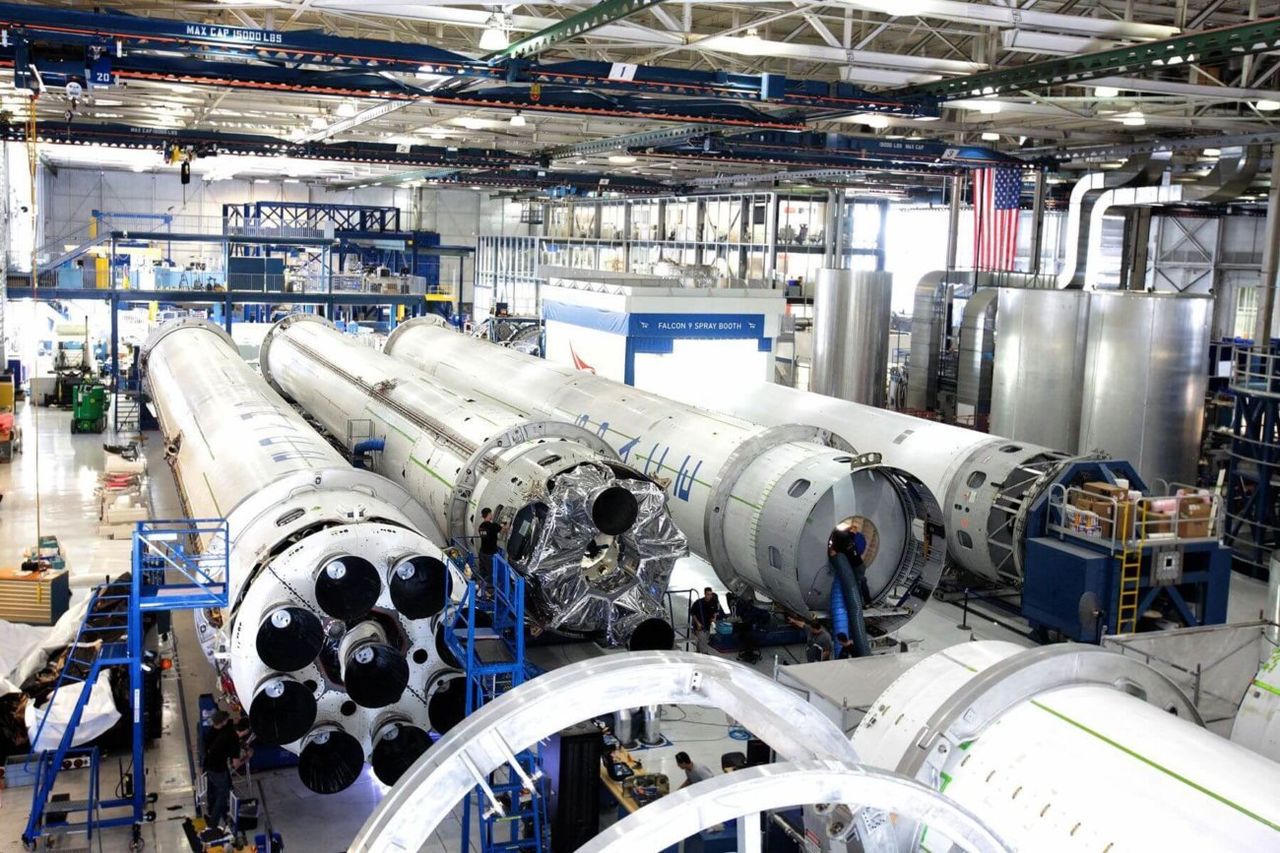 На заводе SpaceX повредили американские военные спутники.