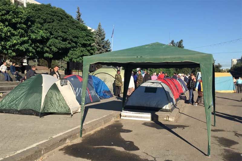 Corturile "DA" împiedică executarea lucrărilor de schimbare a reţelelor electrice din PMAN. Foto: agora.md