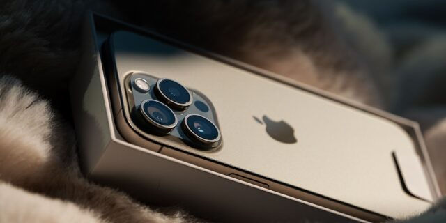 У iPhone 15 новый брак — теперь трескается заднее стекло.