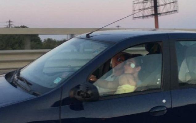 O femeie a fost fotografiată în timp ce conducea pe o autostradă din România conducând cu bebelușul în brațe.