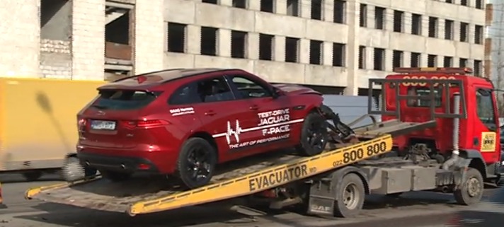 Появились подробности аварии с участием элитного кроссовера Jaguar.