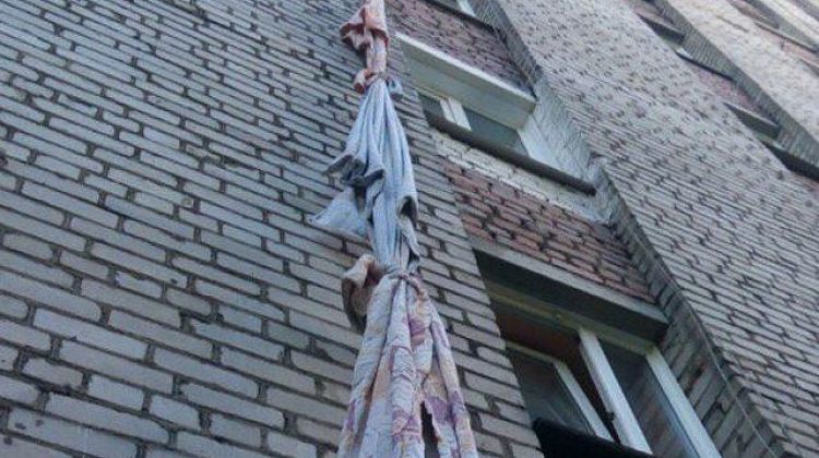 В Бендерах погиб горожанин, пытавшийся спуститься с балкона на простынях.