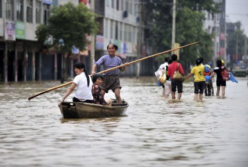 Inundaţii în sudul Chinei: Aproximativ 15 persoane au murit şi zeci de mii, evacuate. Foto: TOTB.ro