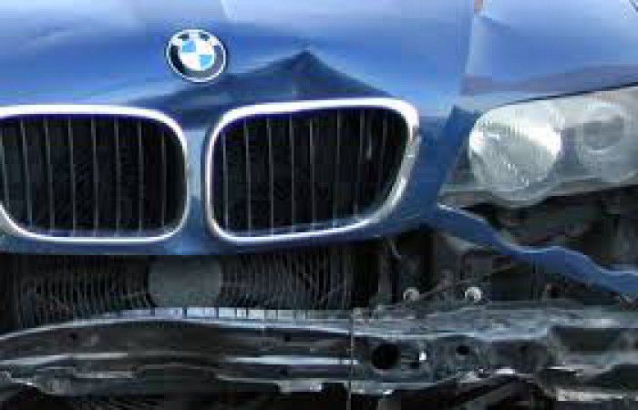 Un automobil de model BMW s-a tamponat într-un obstacol. Foto: unimedia.info