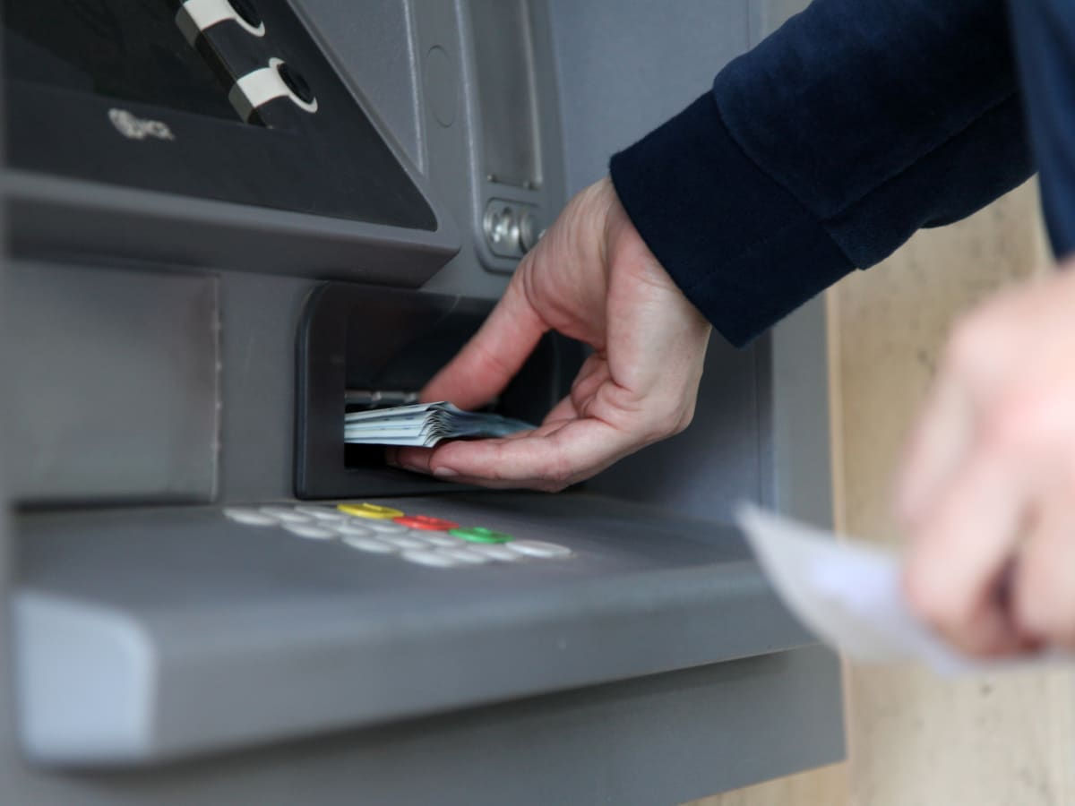 Locuitorii Moldovei au retras aproape 30 de miliarde de lei în numerar în trei luni.
