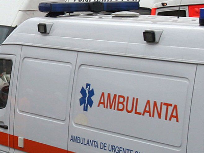 O femeie de 48 de ani a fost transportată de urgenţă la spital după ce a fost lovită de un taxi. Foto: canal2.md