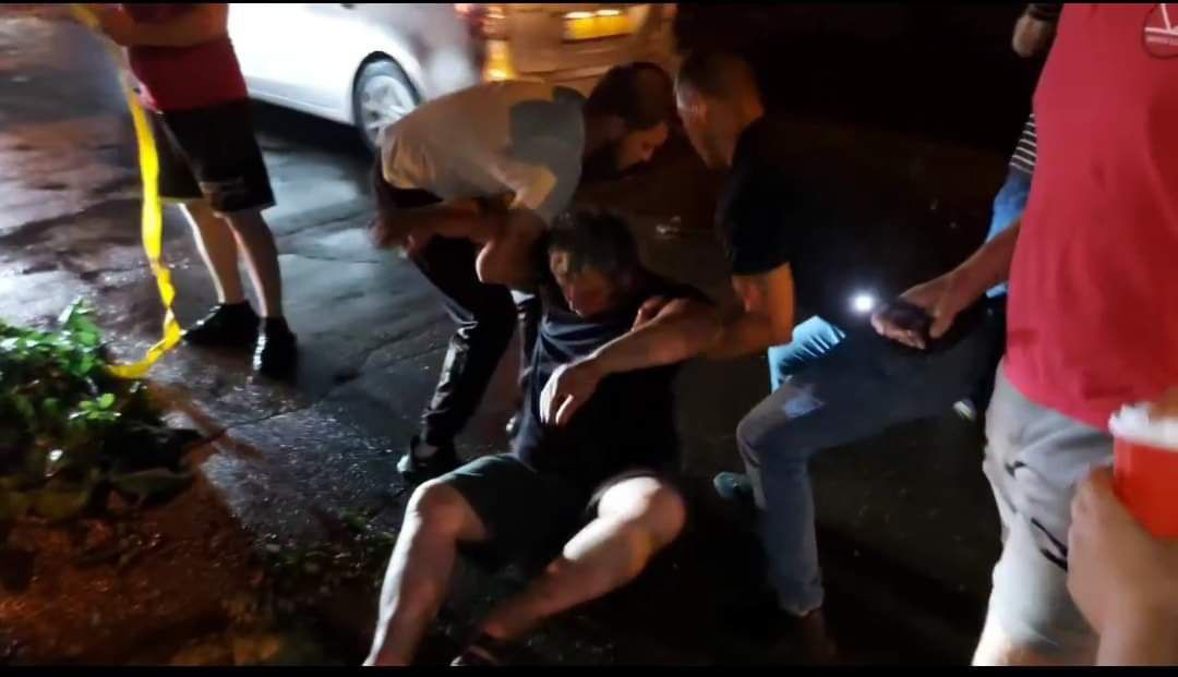 Мужчина упал в яму, пытаясь расчистить дорогу от упавших веток.