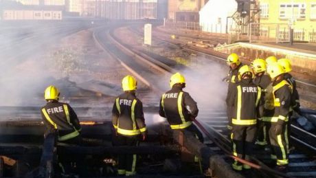 Incendiu pe o linie de cale ferată din Londra. Foto: realitatea.net