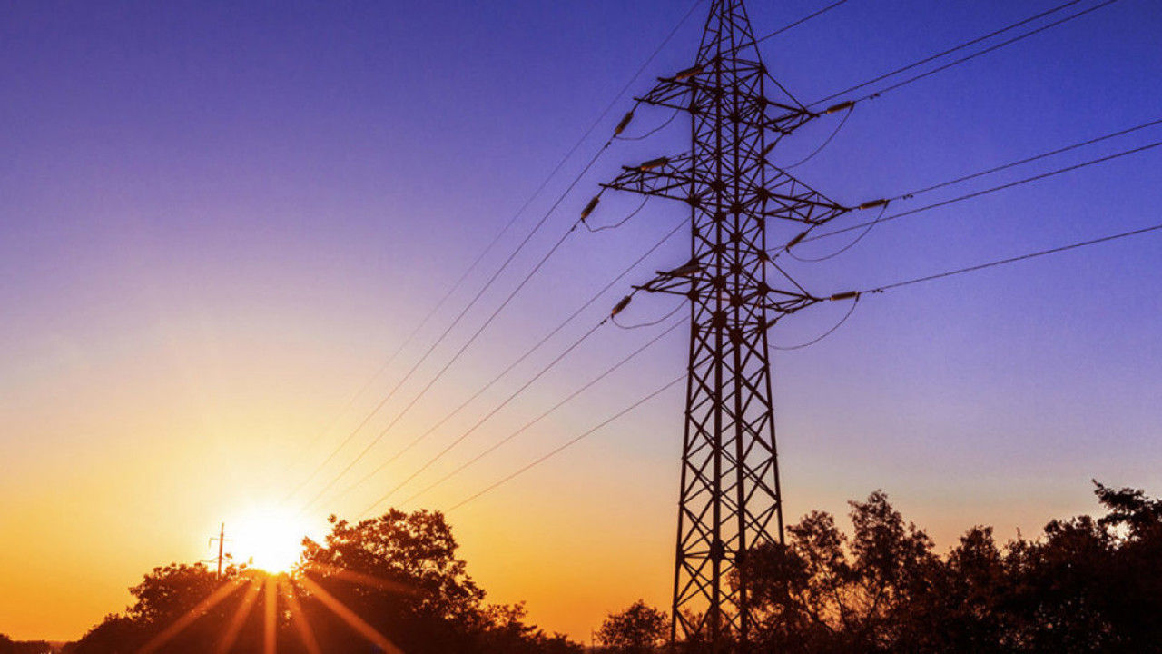 România vinde energie electrică Moldovei și Ucrainei la prețuri mai mari decât Bulgariei și Ungariei.