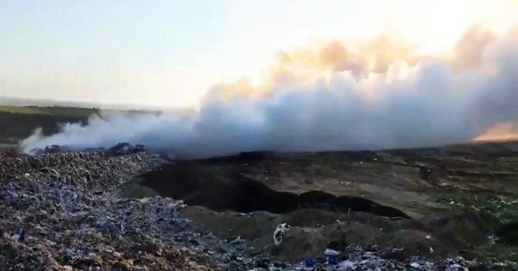 На кадрах видно, как со свалки бытовых отходов валит густой дым.