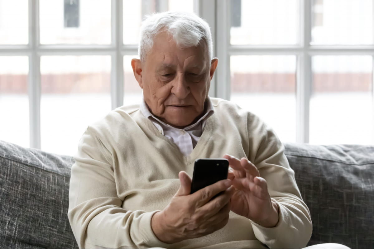 Utilizarea telefoanelor mobile poate proteja persoanele în vârstă de demență.