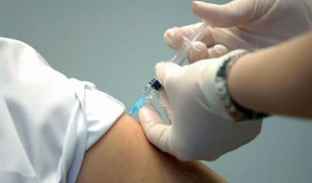 Cercetătorii de la cel mai mare spital din Hamburg au demarat în premieră testarea pe oameni a unui vaccin împotriva Ebola, scrie agerpres.ro.