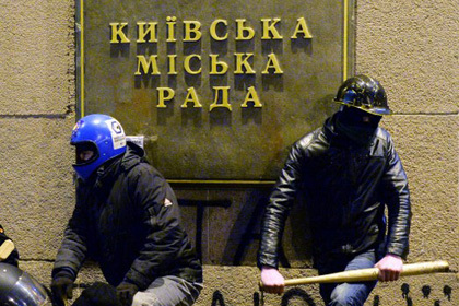 Ответственность за происходящее, как отмечается, взял на себя лидер «Коалиции участников помаранчевой революции» (КУПР) Сергей Мельниченко. Фото: Сергей Супинский / AFP