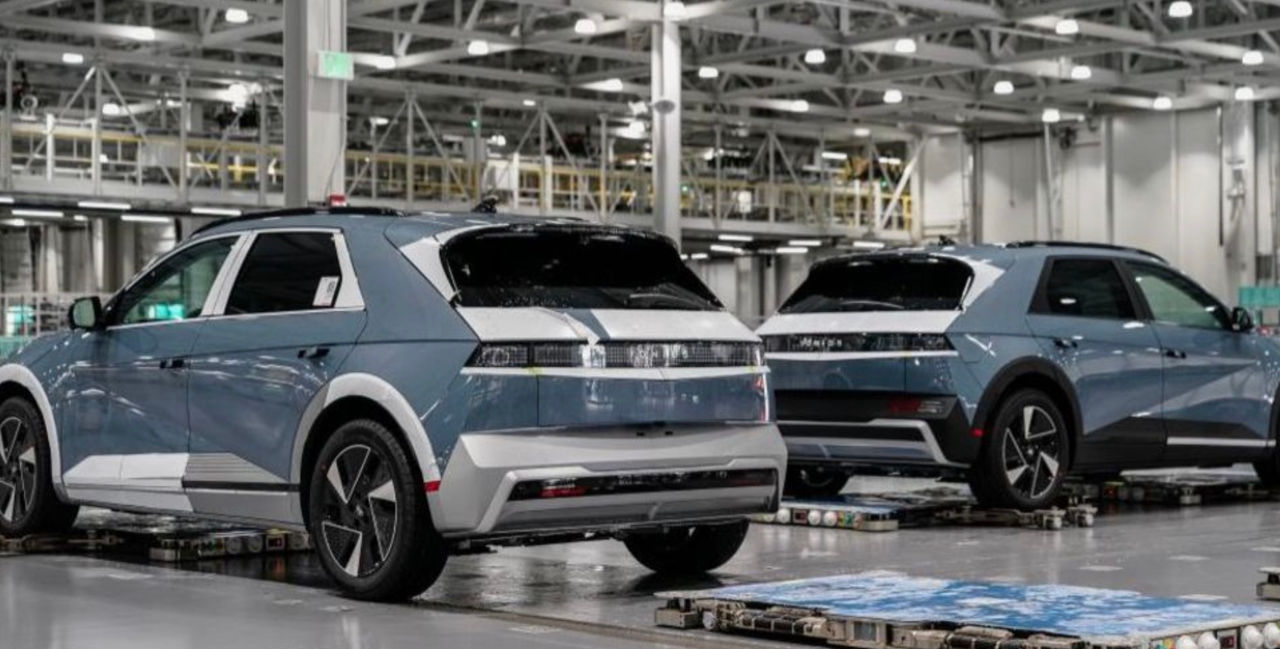 Сотни людей арестованы на заводе Hyundai в США из-за нарушений иммиграционных правил.