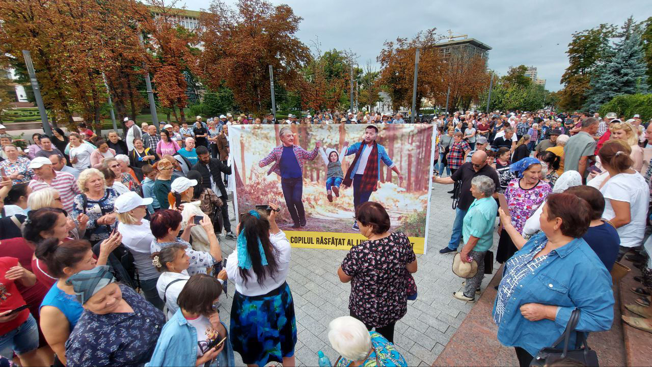 Сторонники партии "Шор" проводят протест, требуя освободить Марину Таубер.