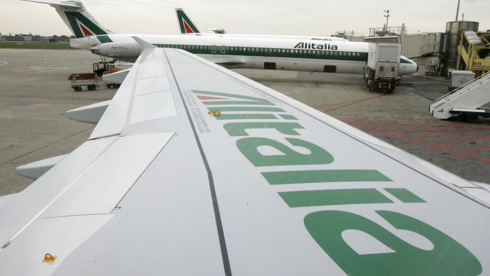 Alitalia увольняет 2 700 сотрудников.