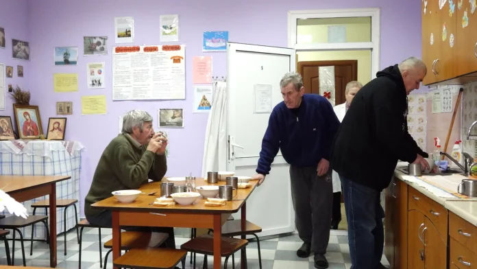 В Бельцах переполнен социальный центр: бездомные люди ищут теплое убежище.