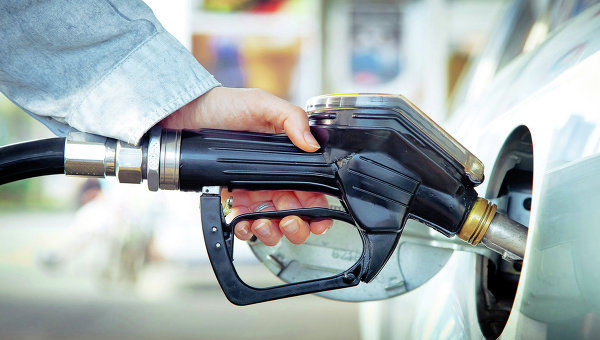 Potrivit noilor prețuri, benzina s-a ieftinit cu 28 bani iar motorina s-a scumpit cu 3 bani.