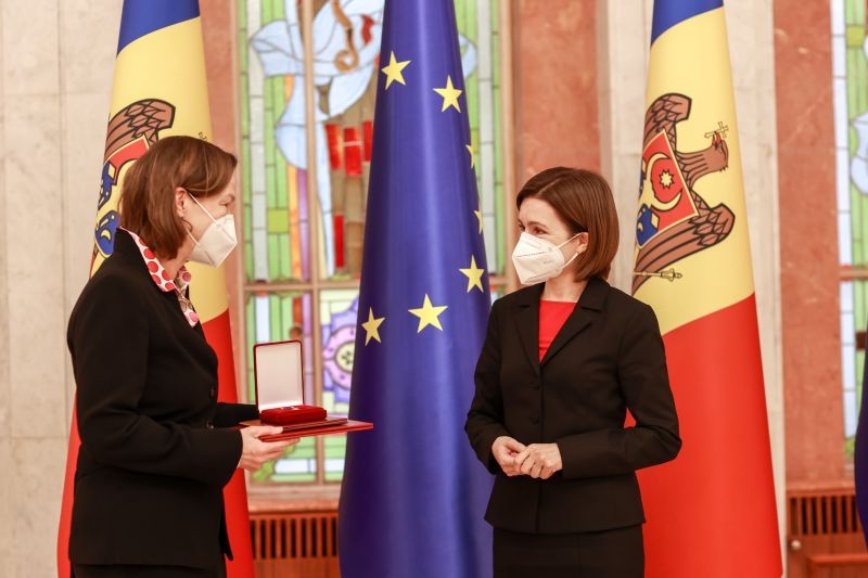 Президент Майя Санду наградила посла Германии Ангелу Ганнингер Ordinul de Onoare.