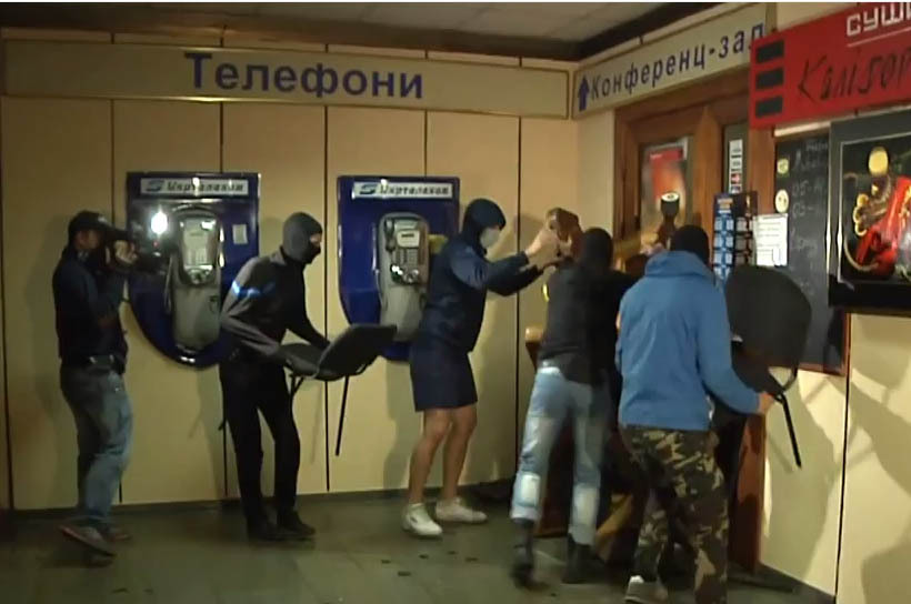 «Правый сектор» заявляет, что выступает за создание «независимых националистических профсоюзов».